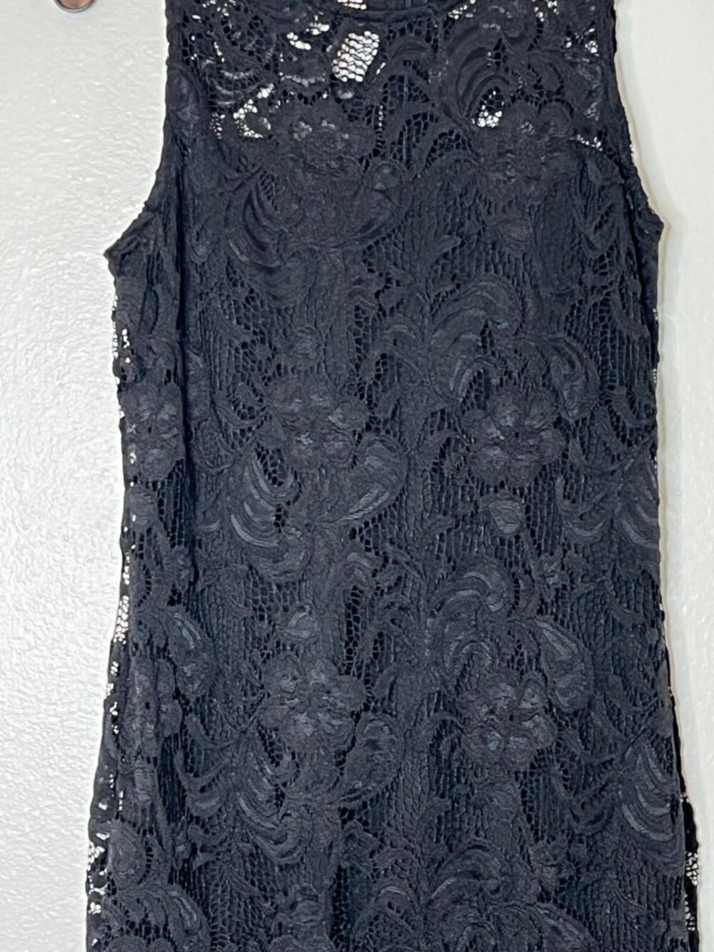 Black Sleeveless Floral Lace Bodycon Dress Scalloped Hem & Back Zipper Closure - Picture 2 of 7
